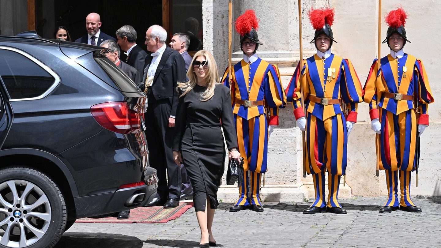 Apostolischer Palast, Vatikan. Jeanette Dousdebes Rubio kommt gerade von einem Treffen mit Papst Leo, dem XIV. Die Schweizer Gardisten stehen stramm. Rubio ist die Ehefrau des amerikanischen Außenministers Marco Rubio. Das Ehepaar ist strenggläubig. Man fragt sich immer, was sie wohl von den Pöbeleien Trumps gegen den Heiligen Vater halten?