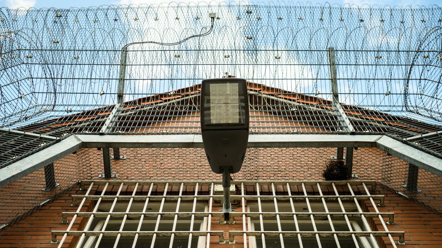 Auf die Situation von unheilbar kranken Häftlingen ist die Justiz noch kaum vorbereitet - eine neue Studie soll das ändern. (Sym
