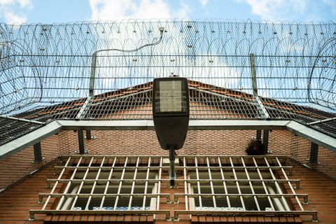 Auf die Situation von unheilbar kranken Häftlingen ist die Justiz noch kaum vorbereitet - eine neue Studie soll das ändern. (Sym