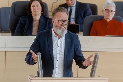 "Infrastruktur, Technik und menschliches Verhalten sollen in Einklang gebracht werden, um Leben zu schützen", sagte Verkehrsmini