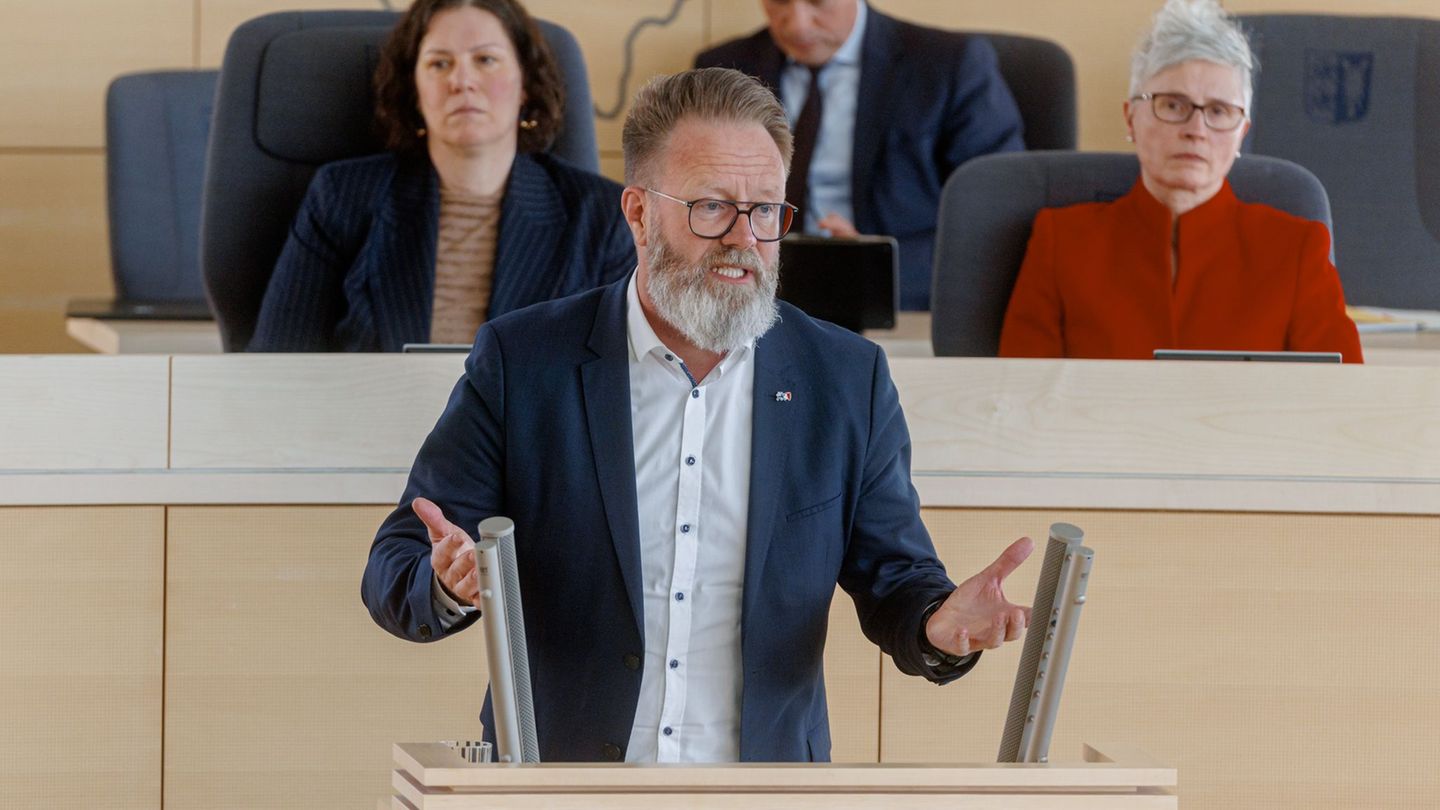 "Infrastruktur, Technik und menschliches Verhalten sollen in Einklang gebracht werden, um Leben zu schützen", sagte Verkehrsmini