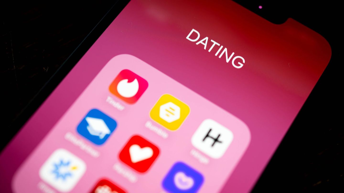 Der 43-Jährige hatte sich über eine App verabredet. (Symbolbild) Foto: Sina Schuldt/dpa