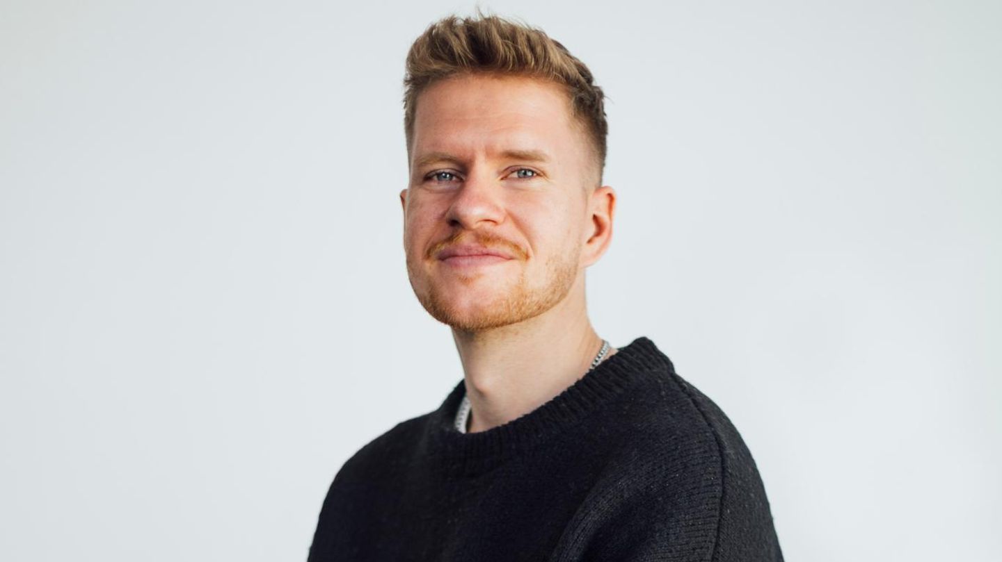 Podcaster Jonathan Rink blickt in die Kamera. Er trägt einen dunklen Pullover.