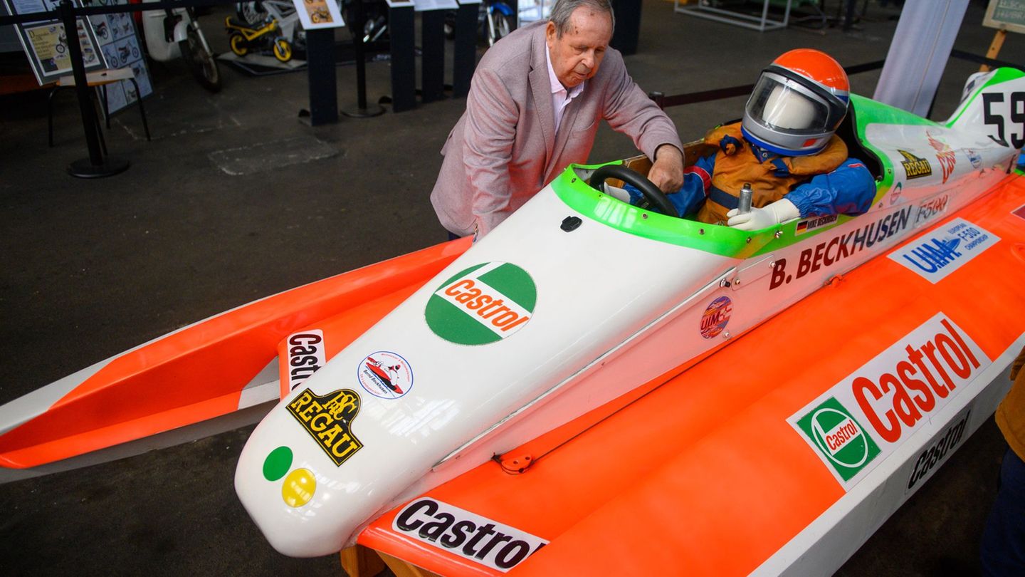 Bernd Beckhusen steht im Technikmuseum Magdeburg neben seinem Rennboot aus dem Jahr 1988. Foto: Klaus-Dietmar Gabbert/dpa