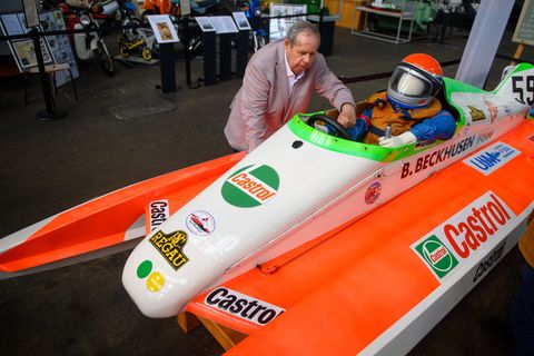Bernd Beckhusen steht im Technikmuseum Magdeburg neben seinem Rennboot aus dem Jahr 1988. Foto: Klaus-Dietmar Gabbert/dpa