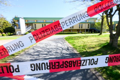 Bei einem Beratungsgespräch nach einer Trennung erschoss im sächsischen Neustadt ein 54-Jähriger seine Expartnerin, eine Familie