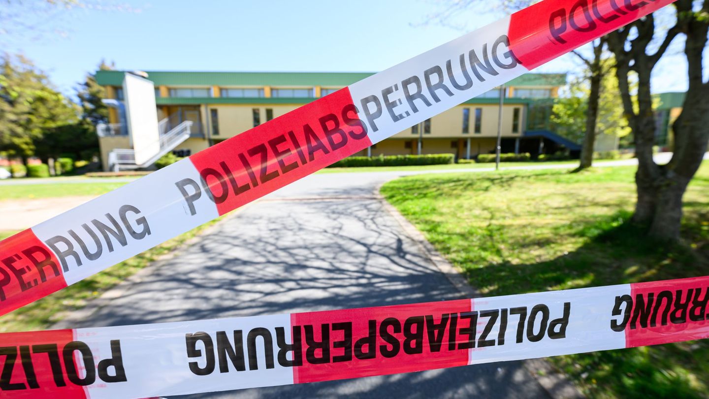Bei einem Beratungsgespräch nach einer Trennung erschoss im sächsischen Neustadt ein 54-Jähriger seine Expartnerin, eine Familie