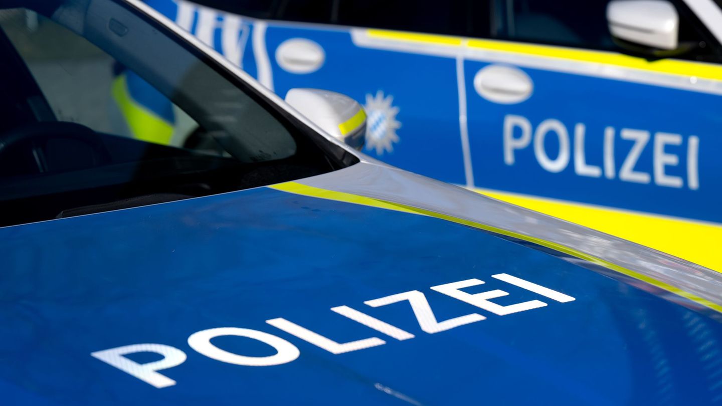 Beamte durchsuchen Spinde im Restaurant und Objekte in München und Oberbayern. (Symbolbild) Foto: Sven Hoppe/dpa
