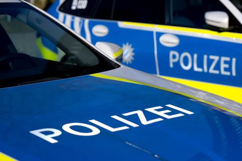 Beamte durchsuchen Spinde im Restaurant und Objekte in München und Oberbayern. (Symbolbild) Foto: Sven Hoppe/dpa