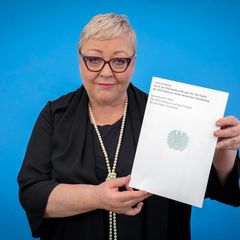 Bei der geheimen Wahl im Bundestag erhielt die 64-Jährige 430 Stimmen und damit deutlich mehr als die erforderliche Kanzlermehrh