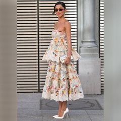 Mit frühlingshaften Kleidern in Midilänge und mit floralem Print macht man als Hochzeitsgast 2026 alles richtig.