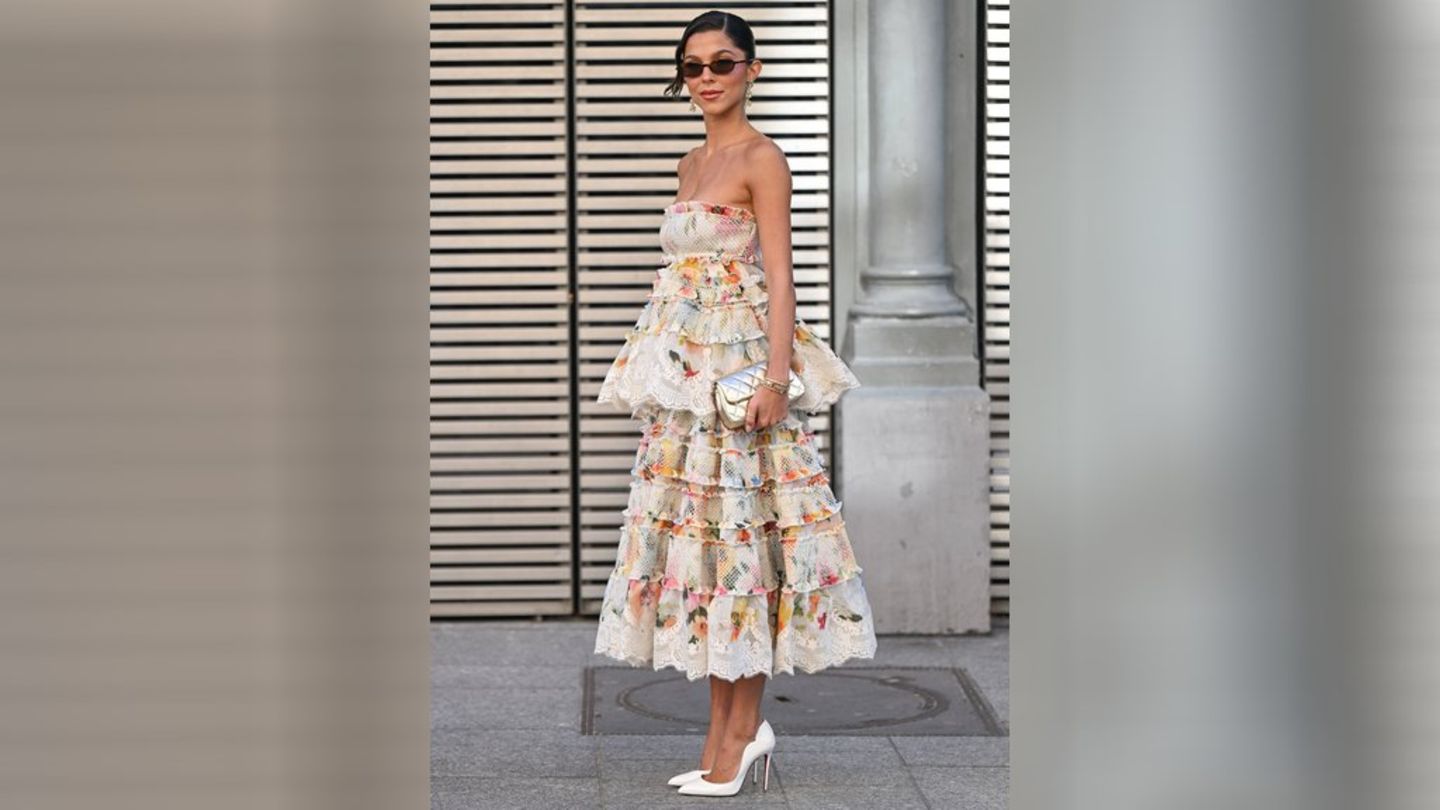 Mit frühlingshaften Kleidern in Midilänge und mit floralem Print macht man als Hochzeitsgast 2026 alles richtig.