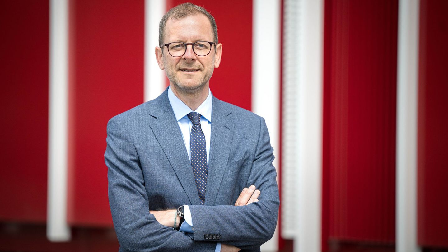 28 Mitglieder der Stadtverordnetenversammlung wählten Martin Günthner als neuen Oberbürgermeister. Foto: Sina Schuldt/dpa