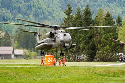 Hubschrauber starten weiter zu Löschflügen. Foto: Uwe Lein/dpa