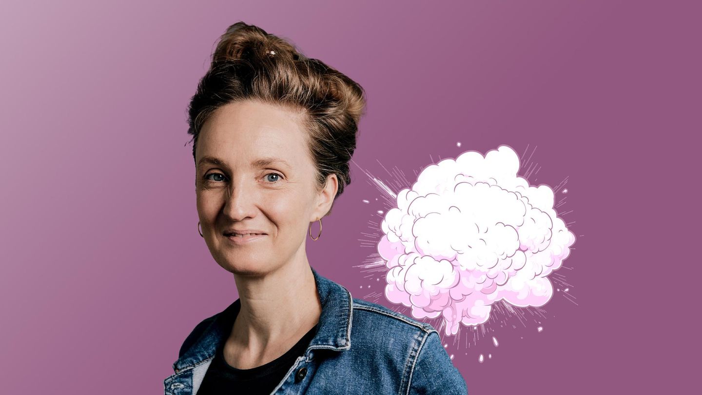 Kolumnistin Helen Bömelburg mit Symbol für eine Katastrophe