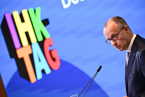 Zwei klare Ansagen macht Merz beim IHK-Tag mit Blick auf die anstehende Steuerreform. Foto: Sebastian Christoph Gollnow/dpa
