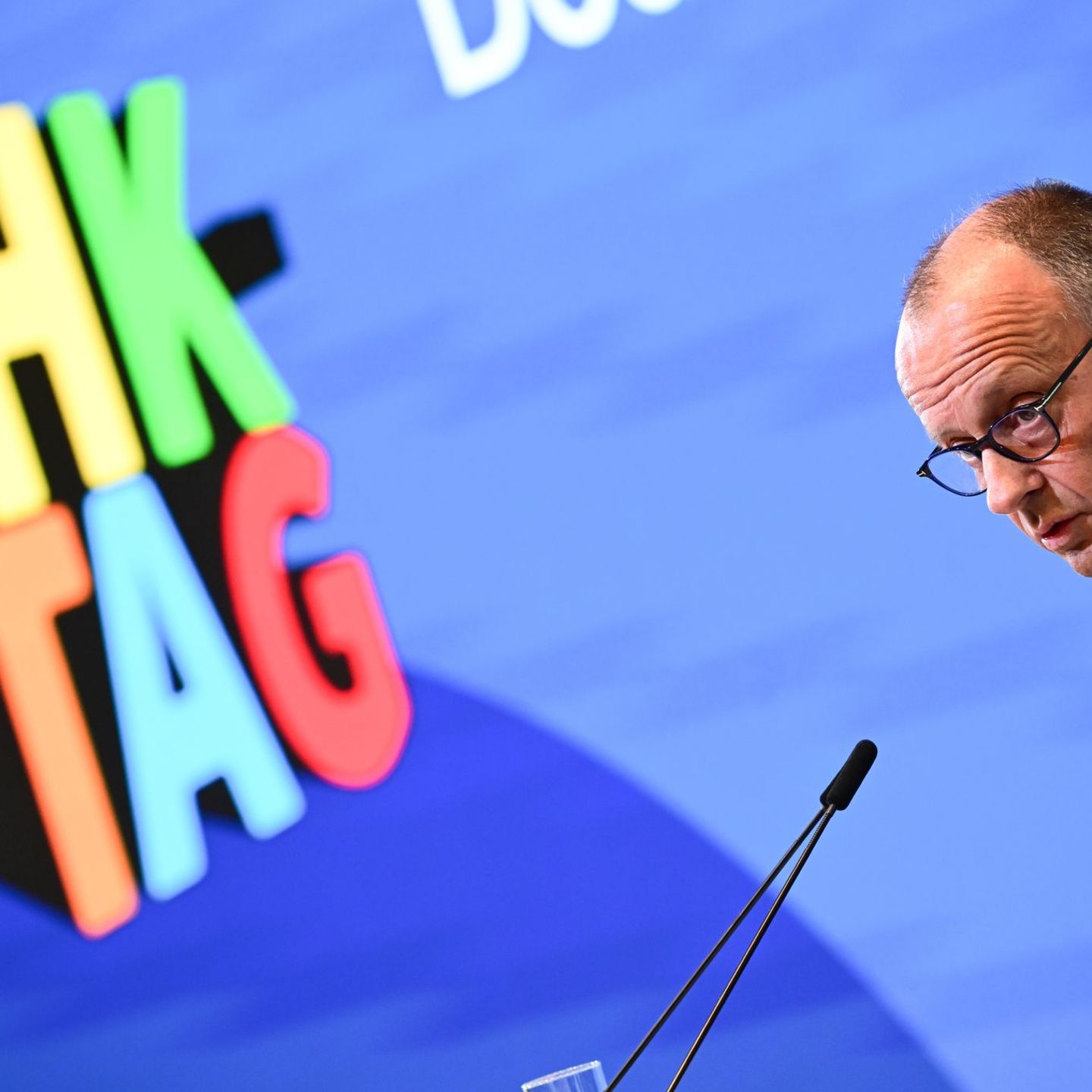 Zwei klare Ansagen macht Merz beim IHK-Tag mit Blick auf die anstehende Steuerreform. Foto: Sebastian Christoph Gollnow/dpa