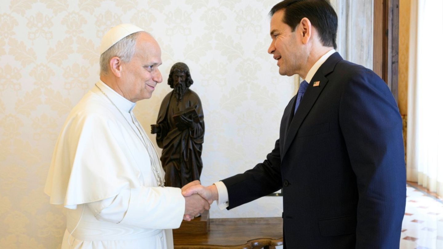 Papst Leo XIV. (l.) und Rubio im Vatikan