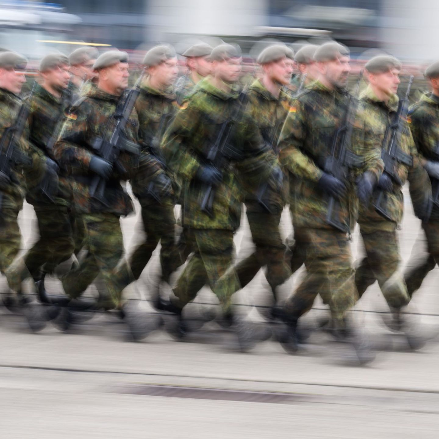 Rund 200.000 junge Leute sind schon aufgefordert worden, den Fragebogen zum Wehrdienst auszufüllen. (Archivfoto) Foto: Julian St