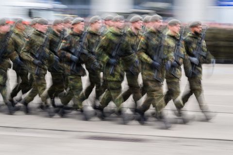 Rund 200.000 junge Leute sind schon aufgefordert worden, den Fragebogen zum Wehrdienst auszufüllen. (Archivfoto) Foto: Julian St
