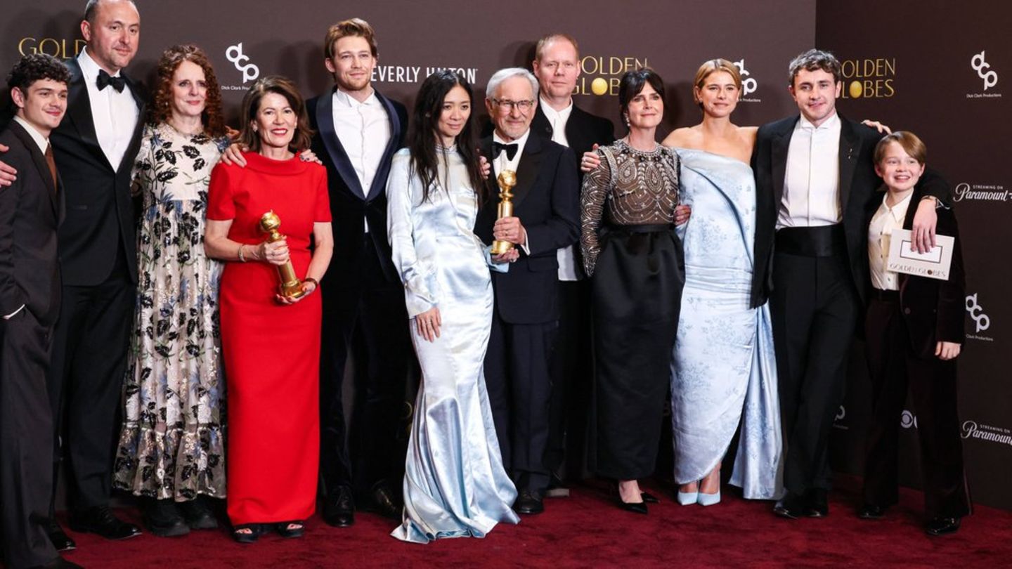 Das Team von "Hamnet", unter anderem Chloé Zhao, Steven Spielberg, Jessie Buckley und Paul Mescal mit dem Golden Globe Award f