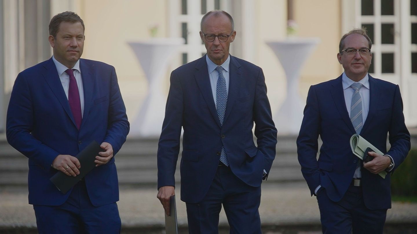 Wie funktioniert Bundespolitik im Jahre 2026? Vizekanzler Lars Klingbeil (SPD, links), Bundeskanzler Friedrich Merz (CDU, zweiter von links) und Innenminister Alexander Dobrindt (CSU) bei einer Kabinettsklausur im September 2025.