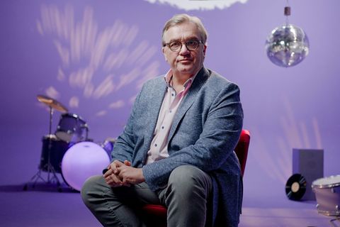 ESC-Fan Hape Kerkeling ist einer der vielen Prominenten, die sich im 90-minütigen Dokumentarfilm "70 Jahre ESC – More than Music" zur Geschichte und Bedeutung des Events äußern.