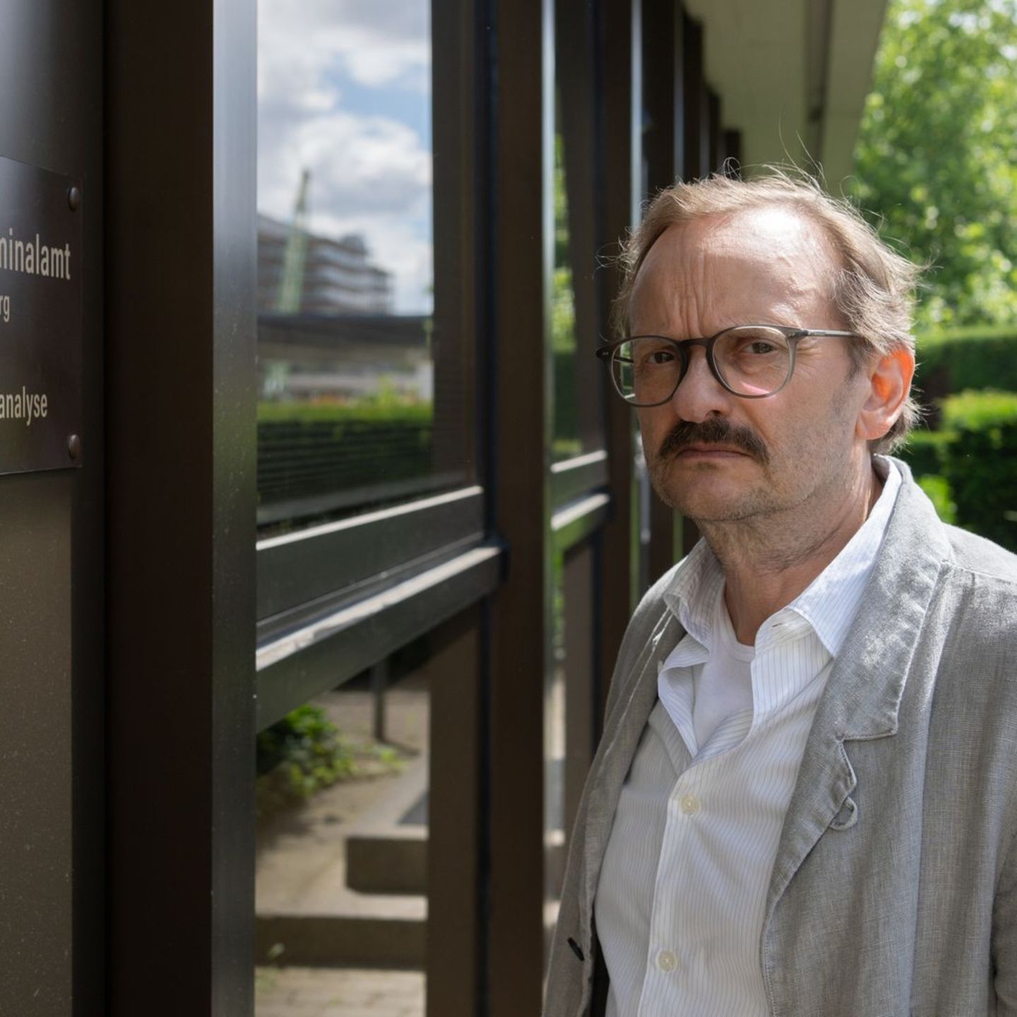 Genau wie beim ersten Fall "Danowski – Blutapfel" (2019) diente auch bei "Danowski Neunauge" ein Roman von Till Raether als Vorlage. Insgesamt sieben Bände umfasst die Buchreihe bislang. Reichlich Stoff also für weitere Einsätze für Milan Peschel als Kommissar.
