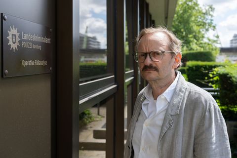 Genau wie beim ersten Fall "Danowski – Blutapfel" (2019) diente auch bei "Danowski Neunauge" ein Roman von Till Raether als Vorlage. Insgesamt sieben Bände umfasst die Buchreihe bislang. Reichlich Stoff also für weitere Einsätze für Milan Peschel als Kommissar.