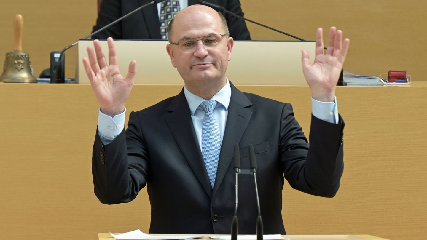 Bayerns Finanzminister Albert Füracker (CSU) hat es nicht leicht: Er muss im laufenden Jahr ebenso wie 2027 mit rückläufigen Ste