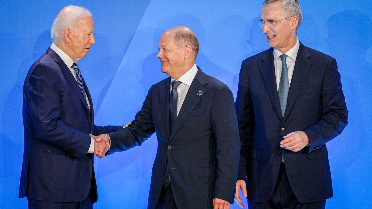 Biden (l) und Scholz (M) sprachen 2024 am Rande des Nato-Gipfels in Washington über die geplante Stationierung - hier mit dem da