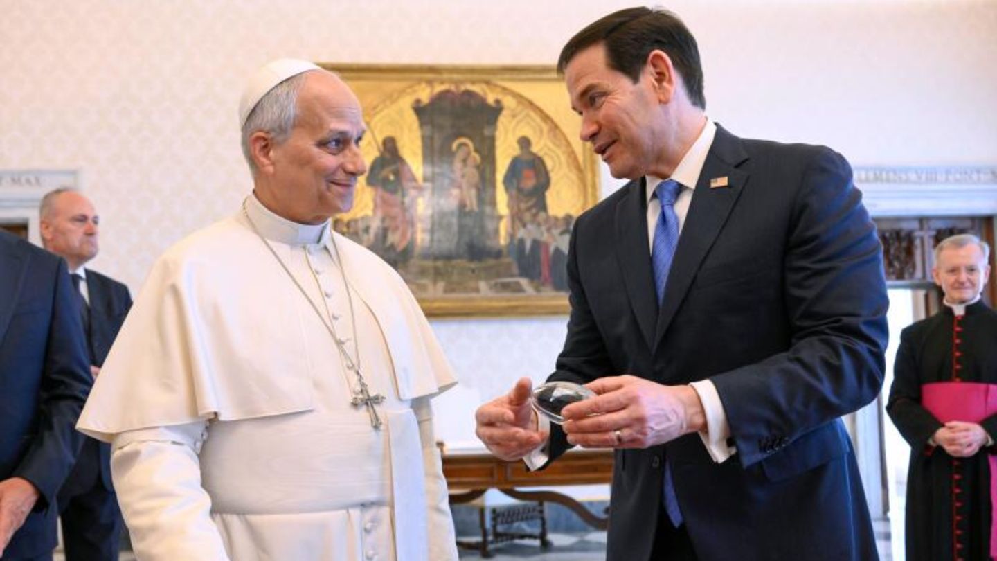 Falsche Sportart: Marco Rubio schenkt Papst Leo einen Football. Der ist aber Baseball-Fan