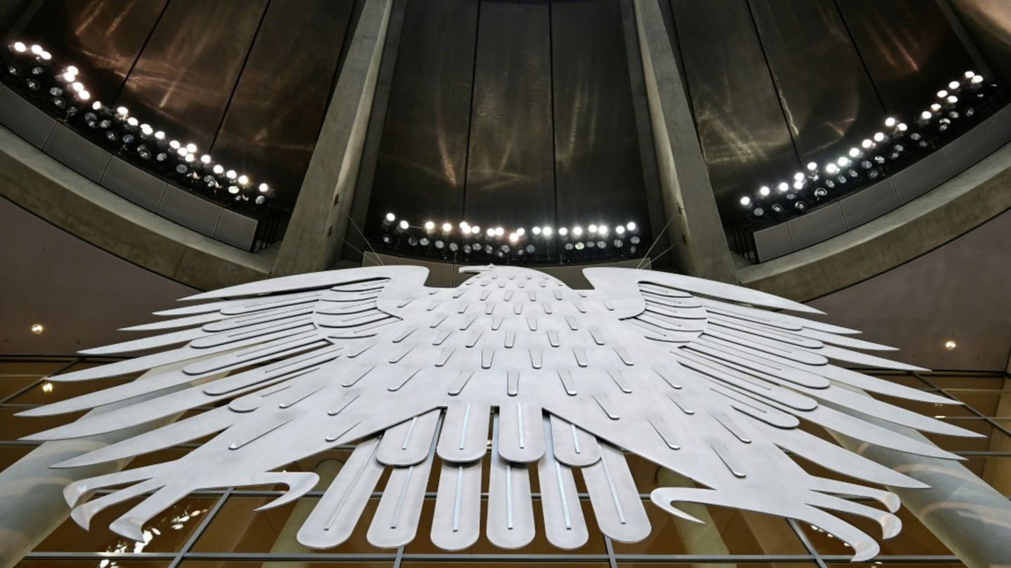 Bundesadler im Plenarsaal des Bundestags