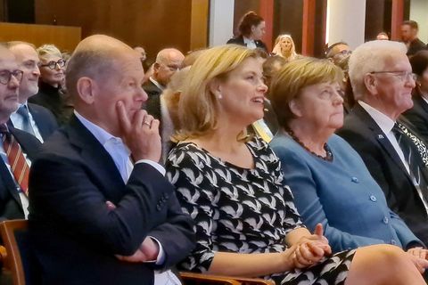 Zu Kretschmanns Abschied kamen viele Wegbegleiter aus fast 15 Jahren Amtszeit. Foto: Sophia Weimer/dpa