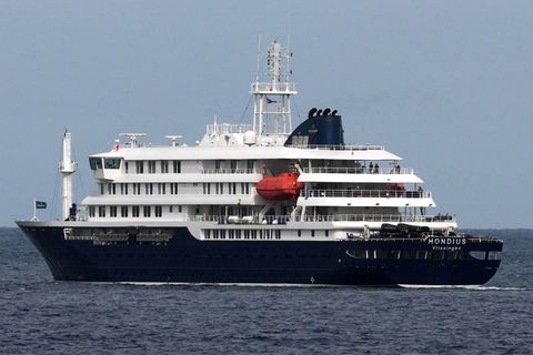 Das Kreuzfahrtschiff "Hondius" verließ den Hafen von Praia und fährt nun Richtung Teneriffa. Foto: Misper Apawu/AP/dpa