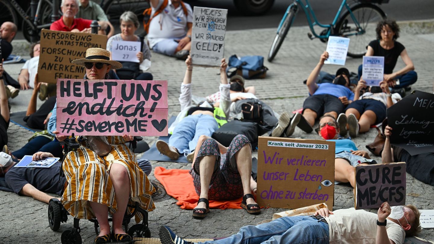 Demonstrieren im Liegen - ME/CFS-Betroffene wollen in mehreren Städten so wieder auf sich aufmerksam machen. (Archivbild) Foto: