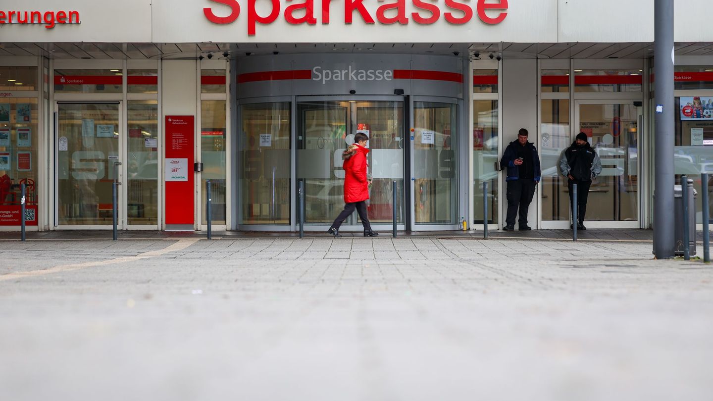 Einbruch vor gut vier Monaten: Sparkassen-Coup: Erste Kunden bekommen Dokumente zurück