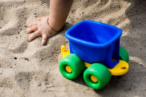 Kleine Kinder brauchen eine Aufsicht. (Symbolbild) Foto: Christoph Soeder/dpa