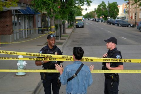 Passant und Polizisten in der Nähe des Tatorts