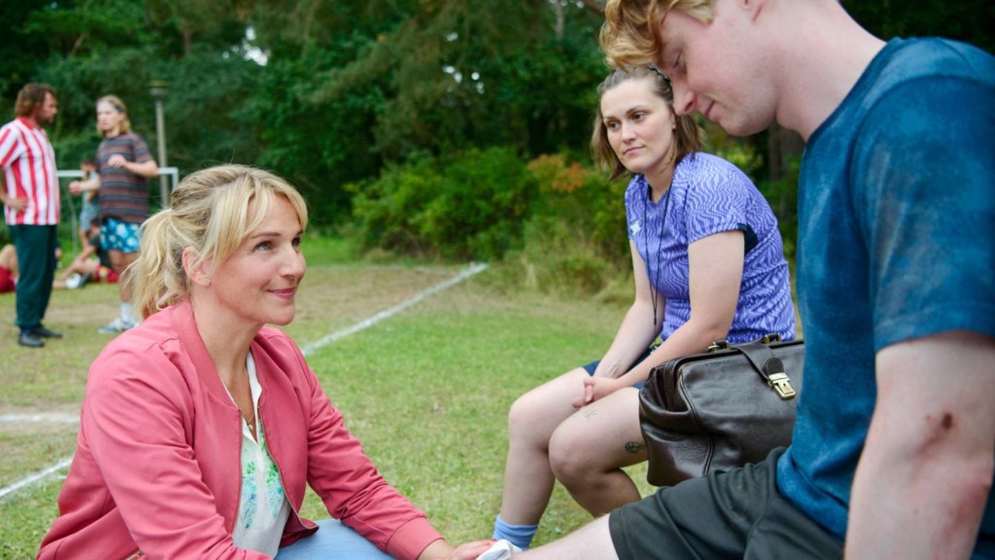 "Praxis mit Meerblick: Treffer ins Glück": Nora Kaminski (Tanja Wedhorn, l.) ist zur Stelle, nachdem sich ihr Sohn Kai Kaminsk