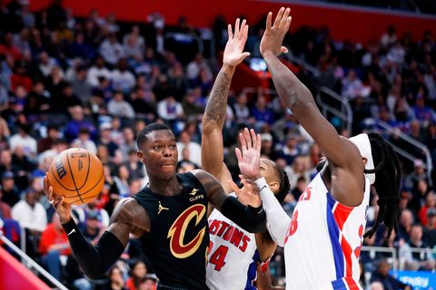 Dennis Schröder (l.) glänzte gegen Detroit als Vorbereiter. Foto: Duane Burleson/AP/dpa