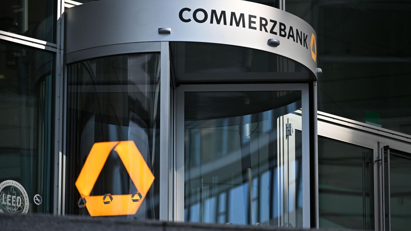 Eingang des Commerzbank-Towers in Frankfurt am Main