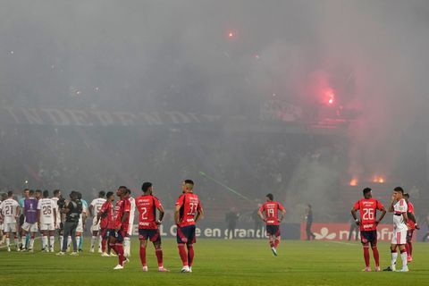 Fans von Medellin sorgen für den Spielabbruch. Foto: Fernando Vergara/AP/dpa
