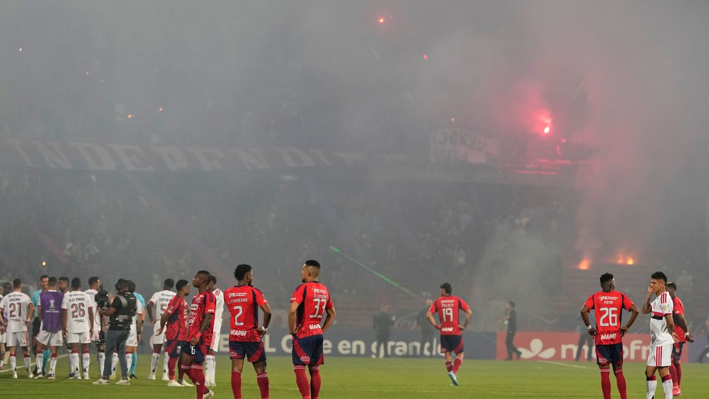 Fans von Medellin sorgen für den Spielabbruch. Foto: Fernando Vergara/AP/dpa