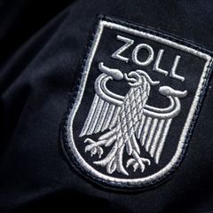 Bei den Kontrollen waren den Angaben nach 96 Zollbeamte im Einsatz. (Symbolbild) Foto: Sina Schuldt/dpa