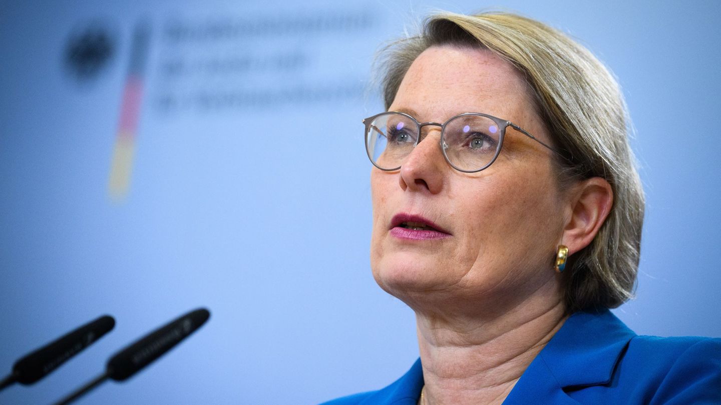 Häusliche Gewalt und Femizide seien kein "Familiendrama", sagt Stefanie Hubig. (Archivbild) Foto: Bernd von Jutrczenka/dpa