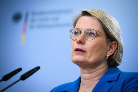Häusliche Gewalt und Femizide seien kein "Familiendrama", sagt Stefanie Hubig. (Archivbild) Foto: Bernd von Jutrczenka/dpa