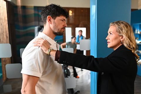 "Alles was zählt": Mika (l.) wird von Rosalie in seinen Plänen ausgebremst.