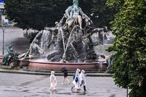 Der Neptunbrunnen vor dem Roten Rathaus wird saniert. (Archivbild) Foto: Jens Kalaene/dpa