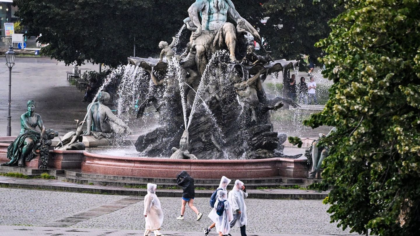 Der Neptunbrunnen vor dem Roten Rathaus wird saniert. (Archivbild) Foto: Jens Kalaene/dpa